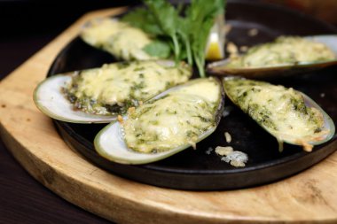 Plaka üzerinde pişmiş istiridye