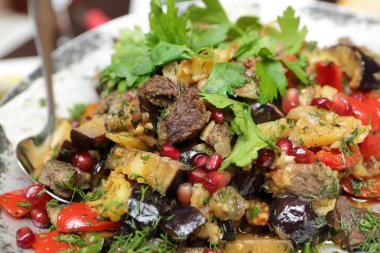 Saj kebap bir plaka üzerinde