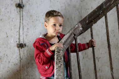 Merdiven, düşünceli çocuk