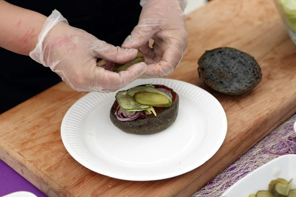 Σεφ ετοιμάζει ένα burger — Φωτογραφία Αρχείου