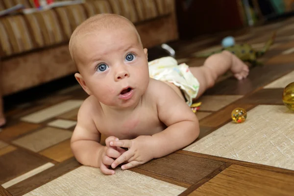 Niño acostado en el suelo — Foto de Stock