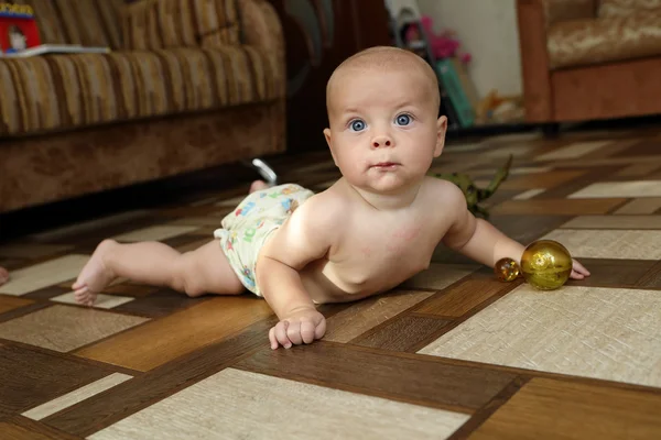 Bayi laki-laki merangkak di lantai — Stok Foto