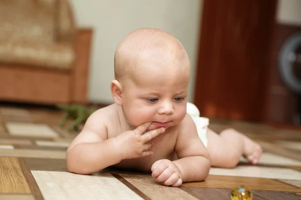 物思いにふける赤ちゃん床に横たわって — ストック写真