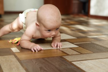 Bebek yerde sürünüyor.