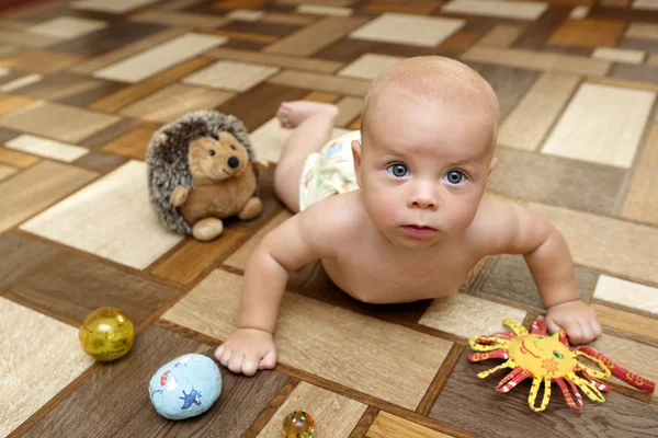 Sério bebê rastejando no chão — Fotografia de Stock