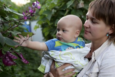 Anne ile oğlu n Bahçe