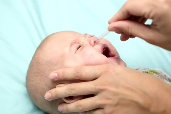 Ibu memperlakukan bayi berair hidung — Stok Foto
