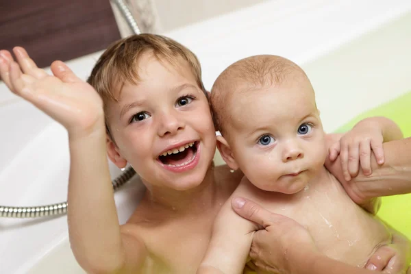 Två barn ta salt bad — Stockfoto