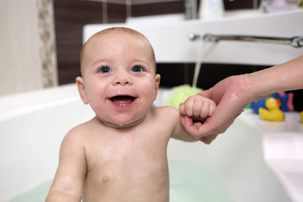 Bebê feliz na banheira — Fotografia de Stock