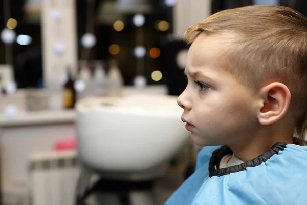 Junge beim Friseur — Stockfoto