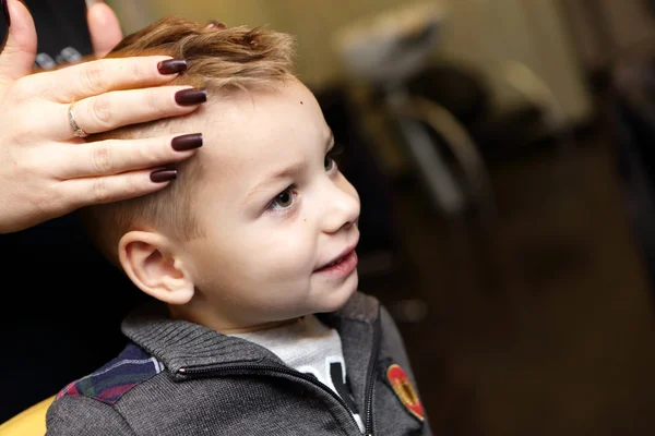 Anak di salon penata rambut — Stok Foto