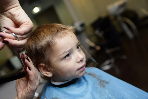 Niño consiguiendo corte de pelo —  Fotos de Stock