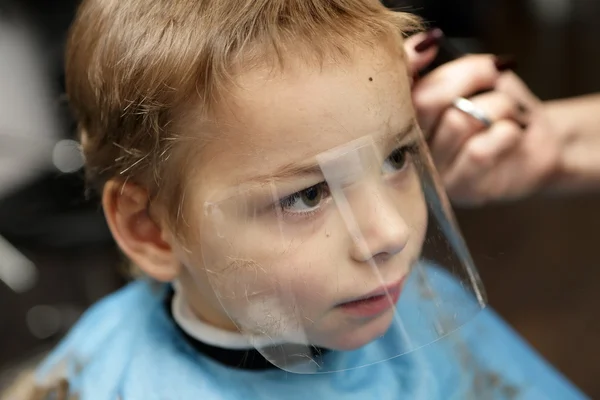 Denkendes Kind beim Friseur — Stockfoto