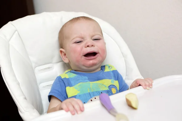 Bebé llorando en silla alta — Foto de Stock