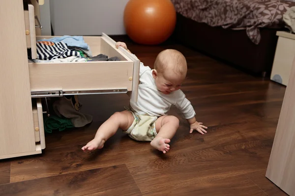 Bambino piangente su un piano — Foto Stock