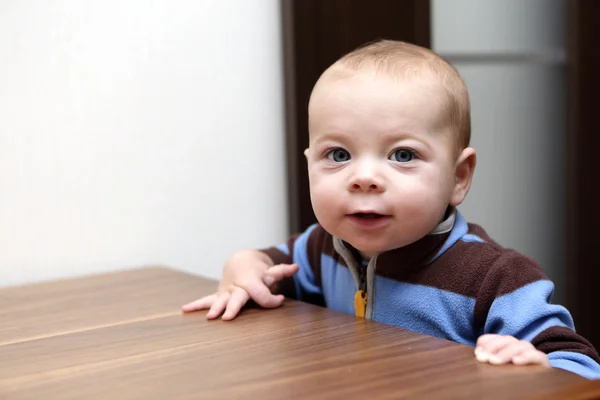 Bébé garçon et une commode — Photo