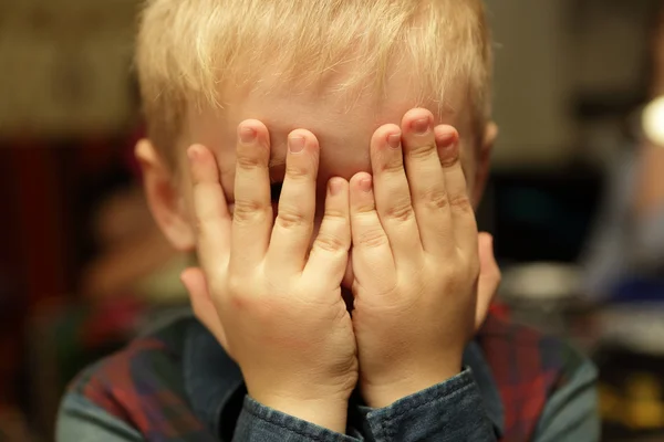 Boy playing hide and seek — Stock Photo, Image