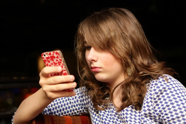 青少年使用 smartpfone — 图库照片
