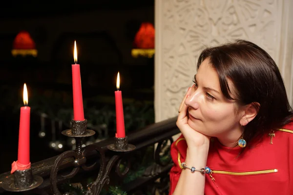 Vrouw op zoek naar kaarsen — Stockfoto