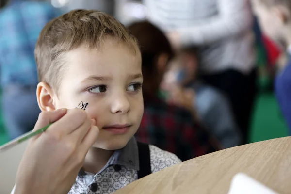 Jongen met schilderij gezicht — Stockfoto