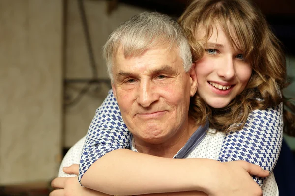 Abuelo con su nieta — Foto de Stock