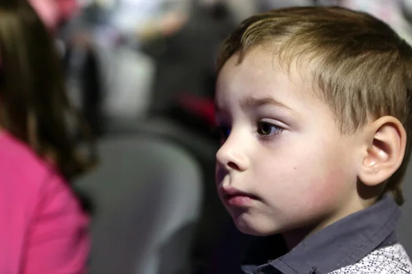 Niño en un teatro — Foto de Stock