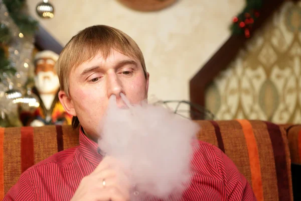 Άνθρωπος κάπνισμα ναργιλέ — Φωτογραφία Αρχείου