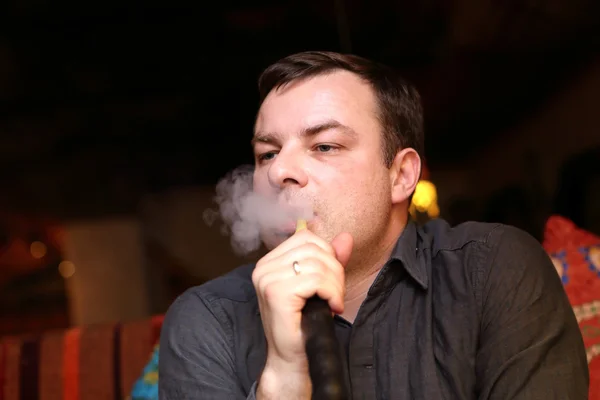 Hombre fumar pipa de agua —  Fotos de Stock