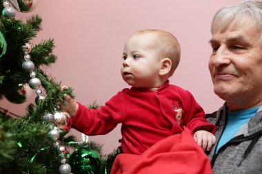 Bebek yılbaşı ağacı dokunmadan