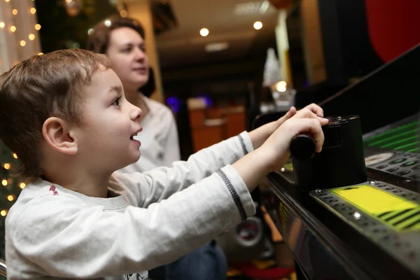 Child playing shooting game — Stock Photo, Image