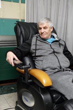 Adam bir masaj sandalye ayarlar