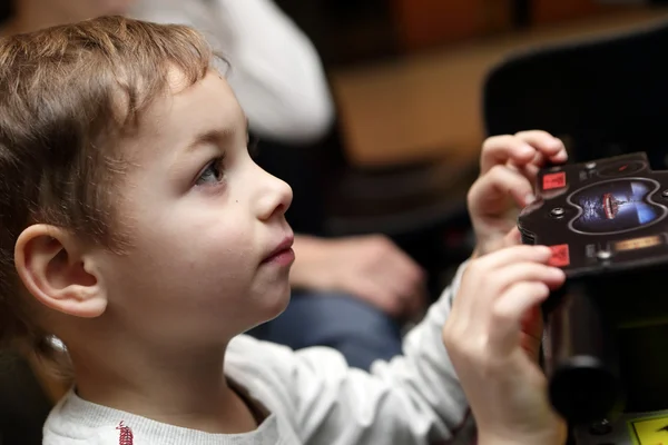 Niño jugando disparos juego — Foto de Stock