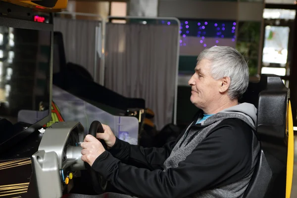 Man playing arcade game machine — Stock Photo, Image