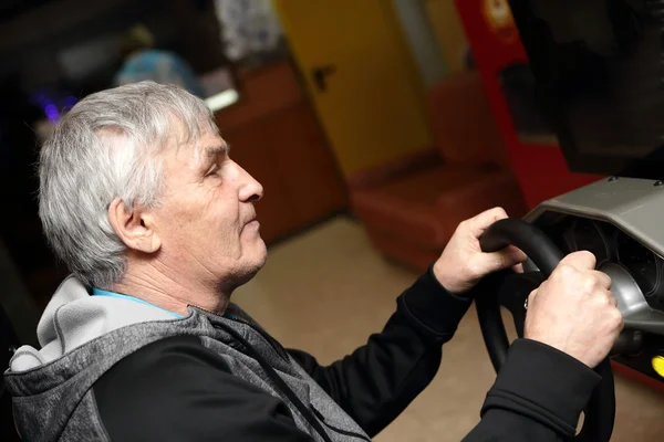 Homem brincando com simulador de carro — Fotografia de Stock