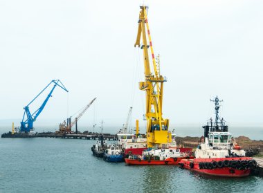 Köprü inşaatı yüzen Vinçler