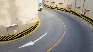 Yeraltı otoparkına giriş