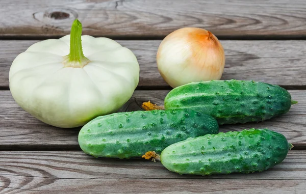 Squash, lök och gurka på bord — Stockfoto