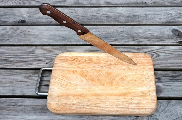 Cuchillo de acero y tabla de cortar — Foto de Stock