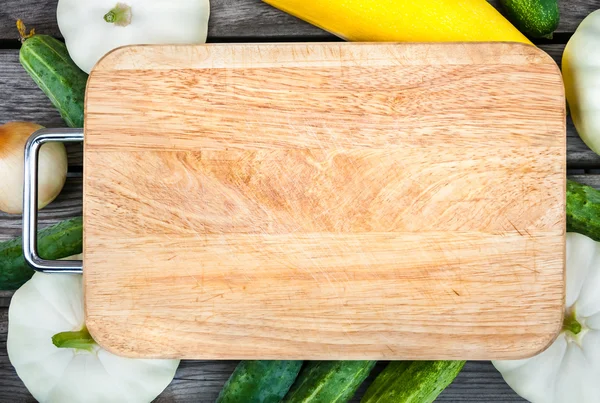 Tabla de cortar, verduras frescas en la mesa de madera. Vista superior con — Foto de Stock