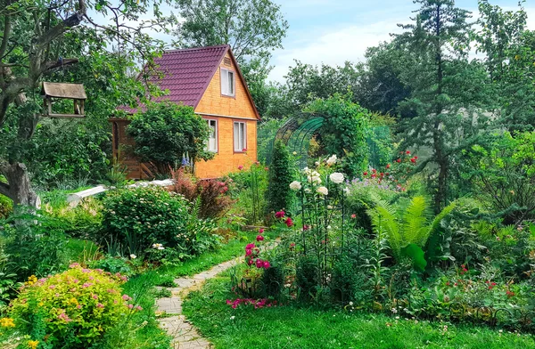 緑豊かな庭園の背景に夏の木造住宅, — ストック写真