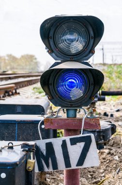 eski demiryolu hattı üzerinde trafik ışığı.