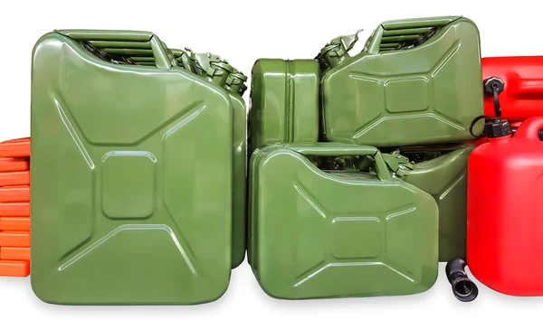 Muchas latas de metal verde en un blanco — Foto de Stock