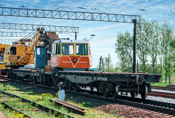 Поезд со специальным путевым оборудованием при ремонте — стоковое фото