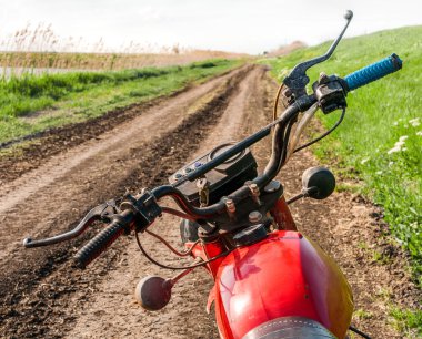 toprak yol üzerinde klasik eski motosiklet. 