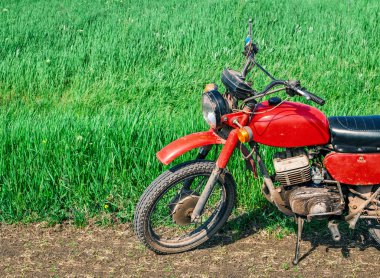 toprak yol üzerinde klasik eski motosiklet. 