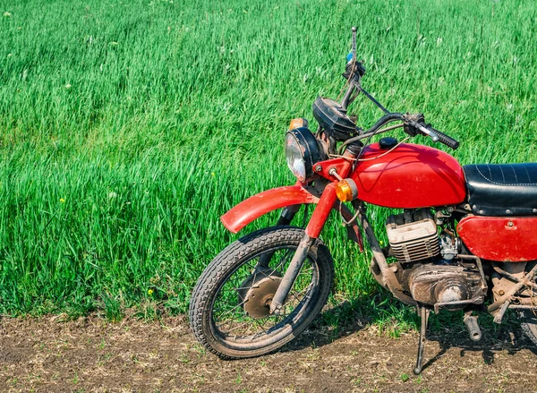 Klasyczny stary motocykl na polnej drodze. — Zdjęcie stockowe