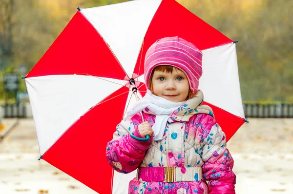 Porträt eines kleinen Mädchens mit Regenschirm — Stockfoto