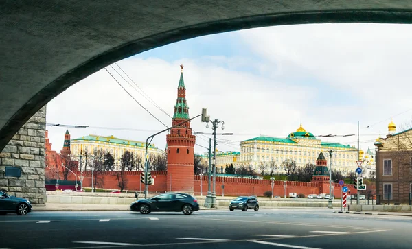 Московский Кремль. Вид из-под арки моста . — стоковое фото