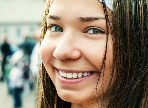 Portret van mooie jonge vrouw glimlachen closeup — Stockfoto