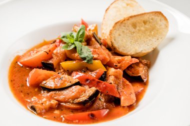 plaka üzerinde kavrulmuş sebze